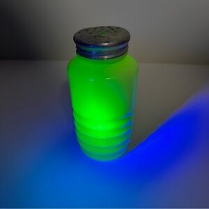 Vintage Jadeite Shaker Glows! Uranium unmarked 4.25”